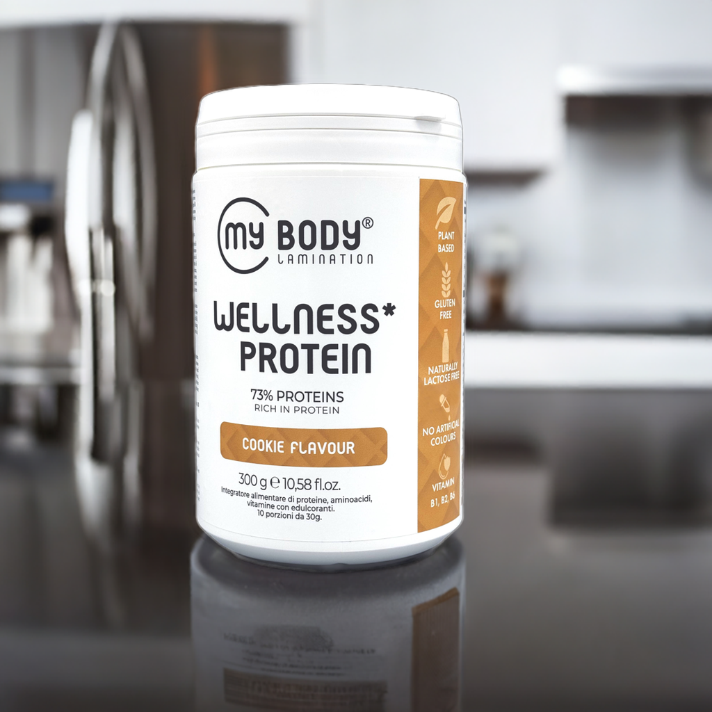 Proteine-Vegane,-Wellness-Protein-gusto-Cookies,-Senza-Glutine,-Senza-Lattosio,-Senza-OGM,-Senza-Coloranti-Artificiali,-300-gr-edited_1 (1) proteine vegane su un piano di cucina lucido