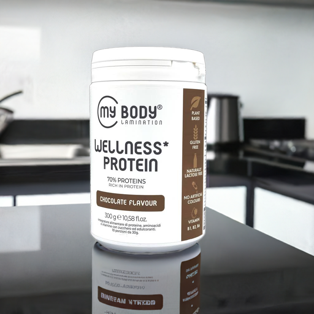 proteine vegane al cioccolato su un tavolo nero lucido in una cucina moderna