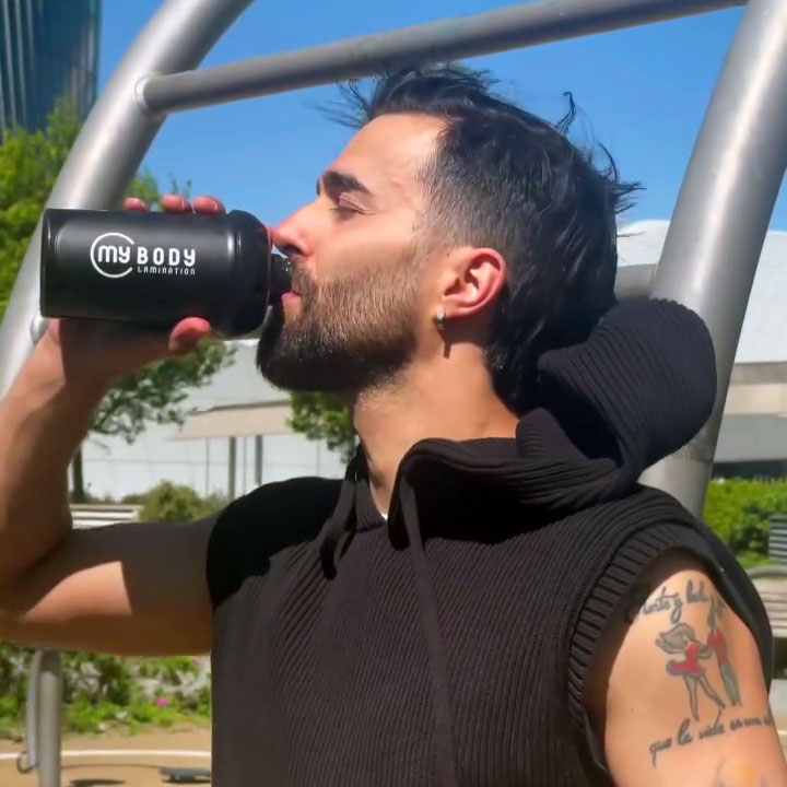 shaker6 uomo sportivo beve da uno shaker my body lamination